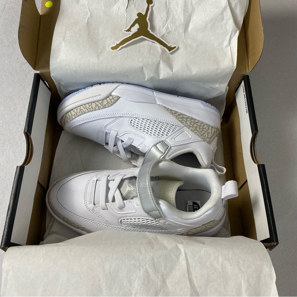 Jordan Spizike Kids Sneakers 1.5Y in White and Silver 🔥Brand New🔥